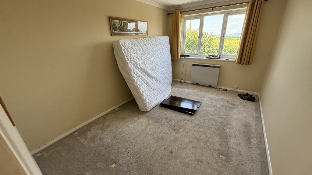 Lot: 104 - FIRST FLOOR TWO-BEDROOM MAISONETTE WITH BALCONY GARDEN AND PARKING - Internal image of main bedroom